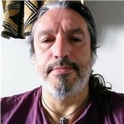 Percussionista impartisce prime nozioni ritmiche